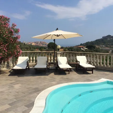 Con Piscina A Imperia, Italy