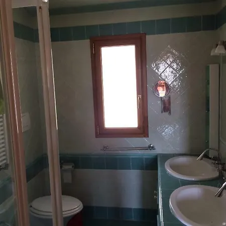 Villa Con Piscina A Imperia, Italy *