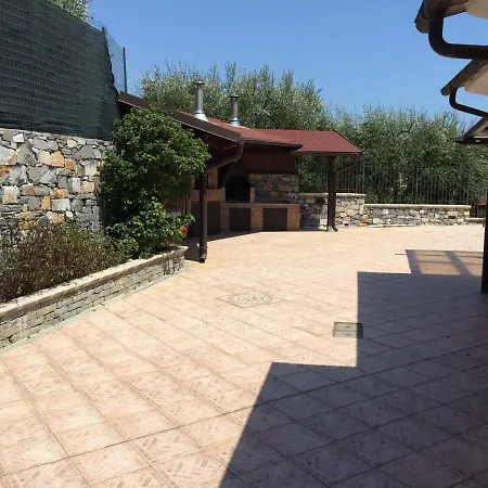 Villa Con Piscina A Imperia, Italy *
